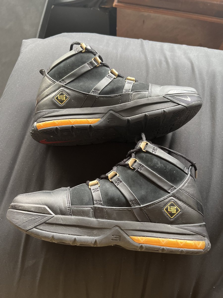 DMND21's tweet photo. Size 10 2006 anyone want these for the low https://t.co/sZ5P7BPx8x