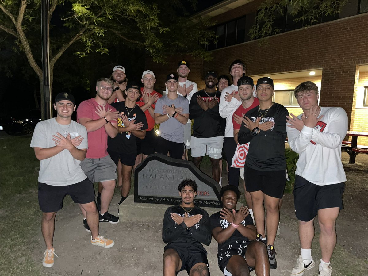 albin_a2's tweet photo. Jaybirds ending an amazing night in front of Halas ! Go Jaybirds! @LFC_FOOTBALL #lfcfootball #ScavengerHunt2022 https://t.co/2MqKiR63Ld