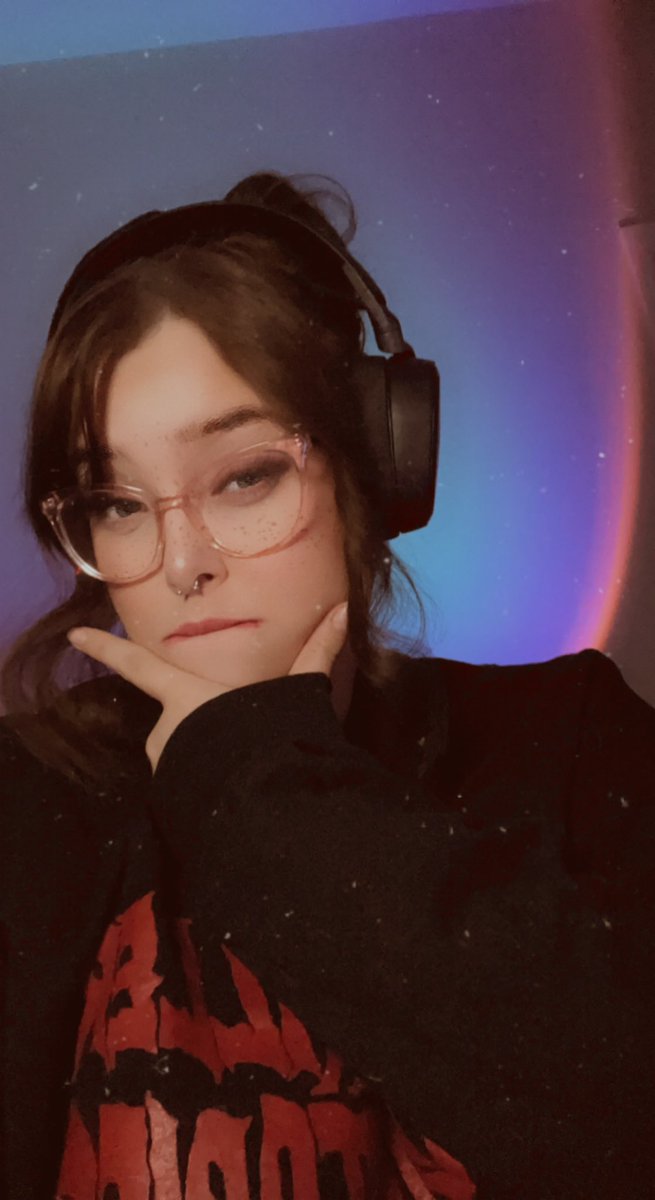 m00nkittyy's tweet image. About to level grind Apex, trying to get semi gud at this game!😵‍💫 come say hi! twitch.tv/harvestmoonkit… #ApexLegends #levelgrind #lifelinemain #twitchstreamer #affiliate