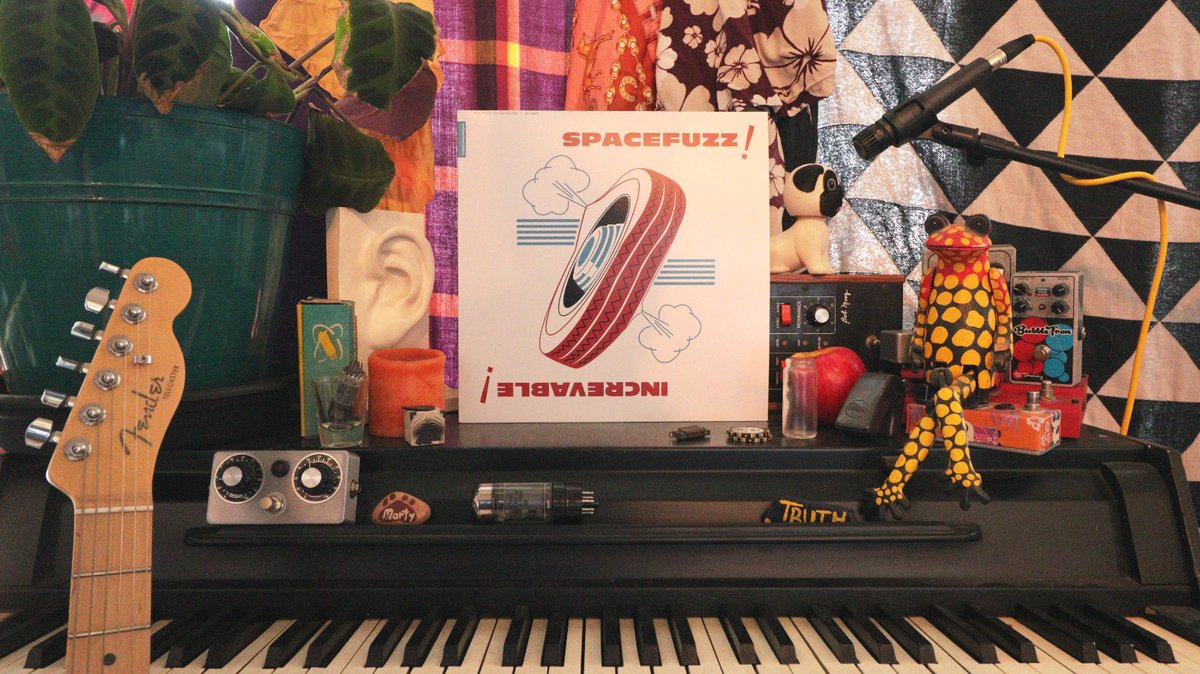 spcfzz's tweet image. My new album "Increvable!" is finally here. First edition printing of 300 copies pressed on 180g heavyweight audiophile grade vinyl.  Gorgeous design, lyrics sheet, eye popping photography and 45 minutes of music I poured my soul into.  Get it here:  spacefuzz.com/store/