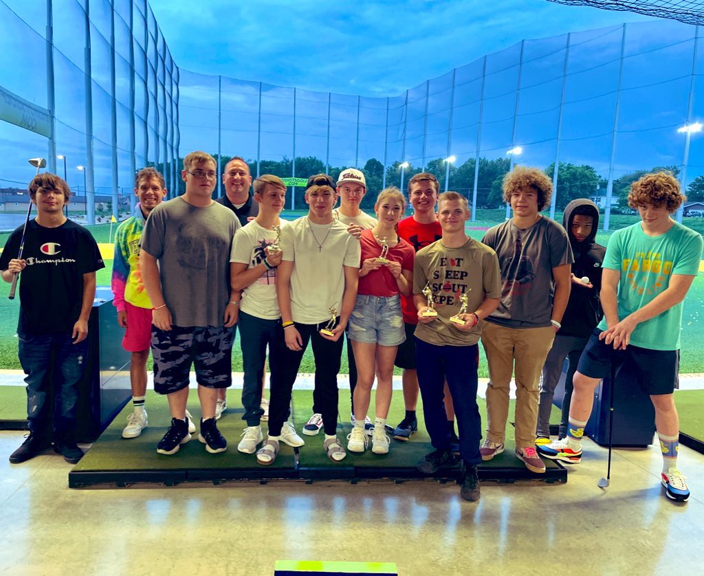 brianpyck's tweet photo. Had a great time with the Central Wrestling team tonight at @BigShotsGolfSGF!!! @Central_AD #wrestlersgolfing https://t.co/Oqcenexy1E