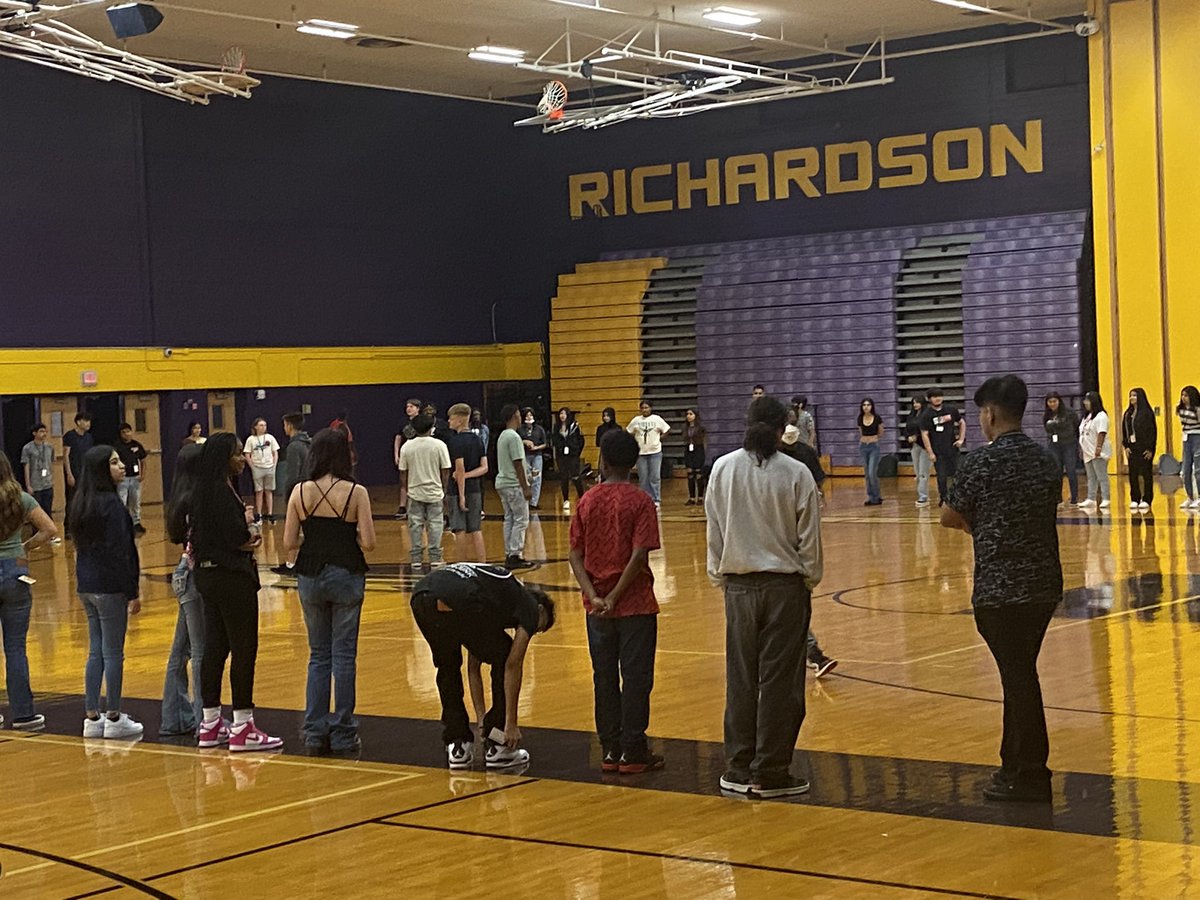 RHS_PE_Health's tweet photo. 1st Day of school! RHS have the best high school PE Coaches ๐ Kids already up & movingโฆMeet & Greet๐โโ๏ธ๐โโ๏ธ๐@CoachLeeRHS @Authentic24_7 @RHS_PE_Health @RichardsonHS1 #RHSPE https://t.co/WYrlMgpV7p