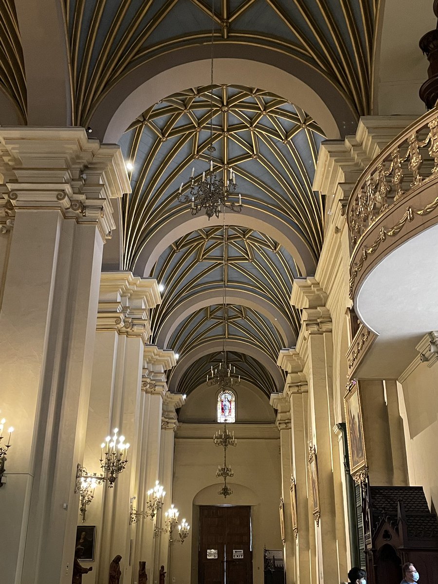 kellydavilav's tweet photo. I am currently visiting my home country, Peru, and I found a #MathsMushUp at one of its beautiful buildings.
#mathphoto22 #eight #patterns #angles #curves #symmetry #fractions #estimation https://t.co/MuP8s1CB8y