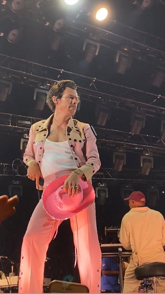 teamhsnews's tweet photo. 📸| Harry y un sombrero!
16.08.22
#LoveOnTourToronto

©️satellitedrives https://t.co/sLINwJQoe6