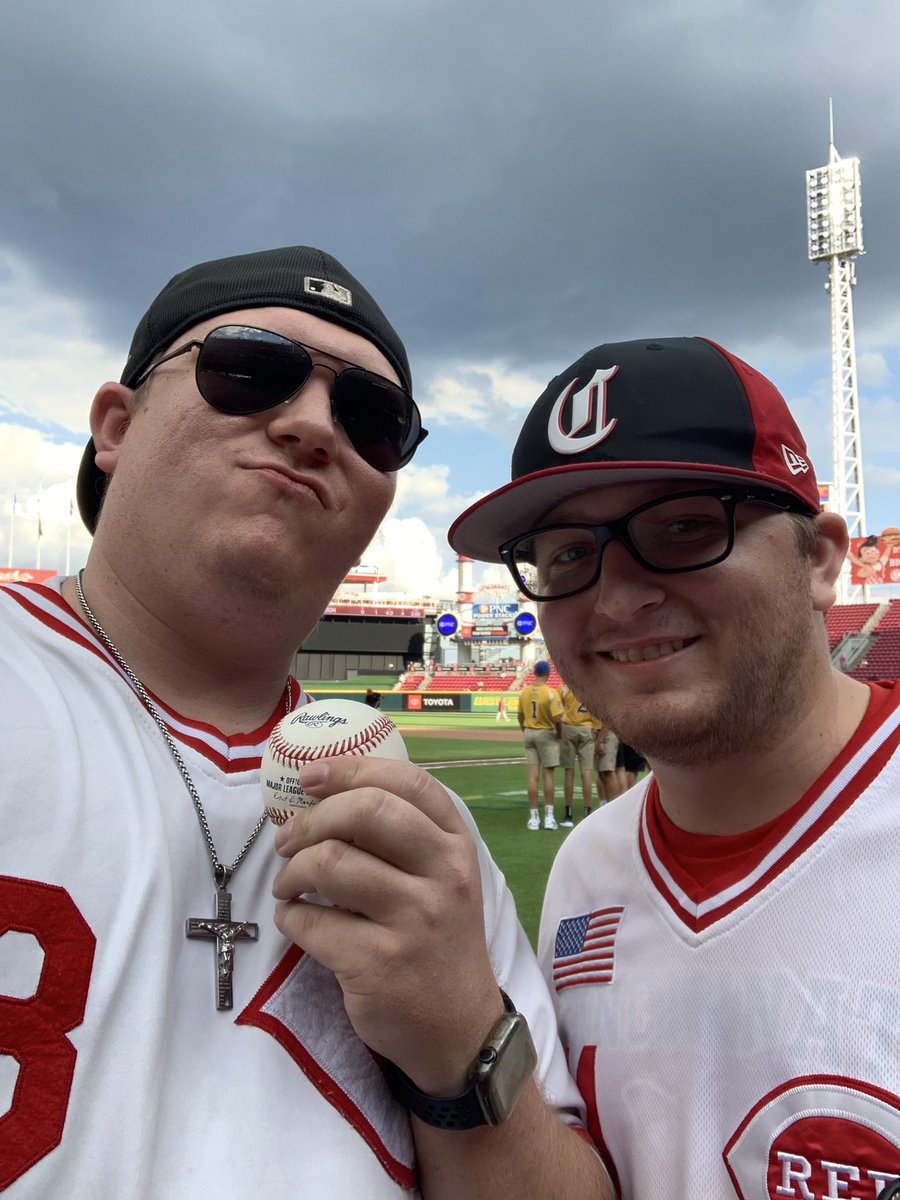 iBalakayy's tweet image. Never would of thought that I would be throwing out the first pitch at a Major League Baseball game until my store won a contest and got suite tickets and this chance. #Blessed #DrunkBlake #AlmostFailed #FirstPitch #Reds