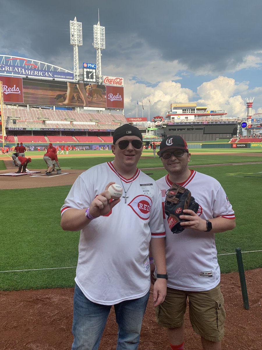 iBalakayy's tweet image. Never would of thought that I would be throwing out the first pitch at a Major League Baseball game until my store won a contest and got suite tickets and this chance. #Blessed #DrunkBlake #AlmostFailed #FirstPitch #Reds