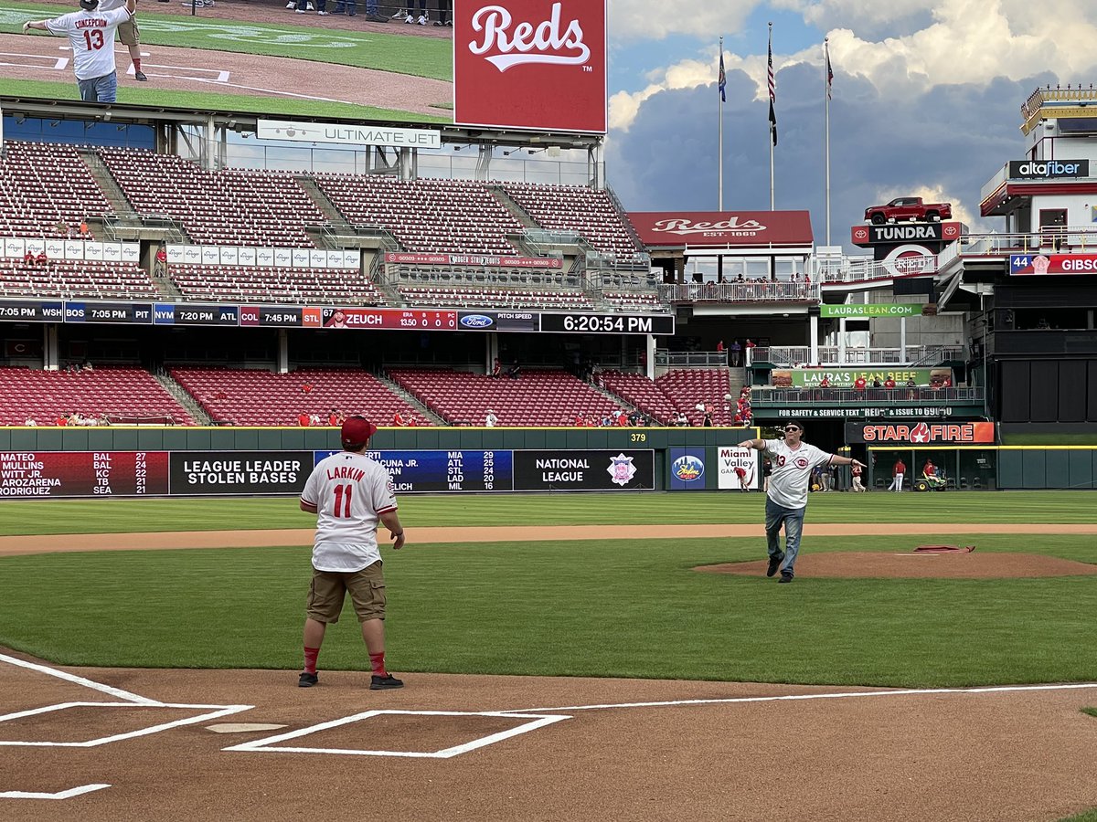 iBalakayy's tweet image. Never would of thought that I would be throwing out the first pitch at a Major League Baseball game until my store won a contest and got suite tickets and this chance. #Blessed #DrunkBlake #AlmostFailed #FirstPitch #Reds