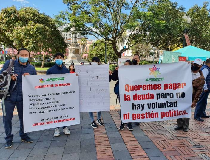 eluniversocom's tweet photo. ‘Mi deuda de $ 18.500 ahora está por los $ 27.000 por los intereses’: la preocupación de quienes recibieron créditos universitarios y ahora enfrentan coactivas ► https://t.co/PiMhHsP8Pr   #Ecuador https://t.co/VjUQKMJljX