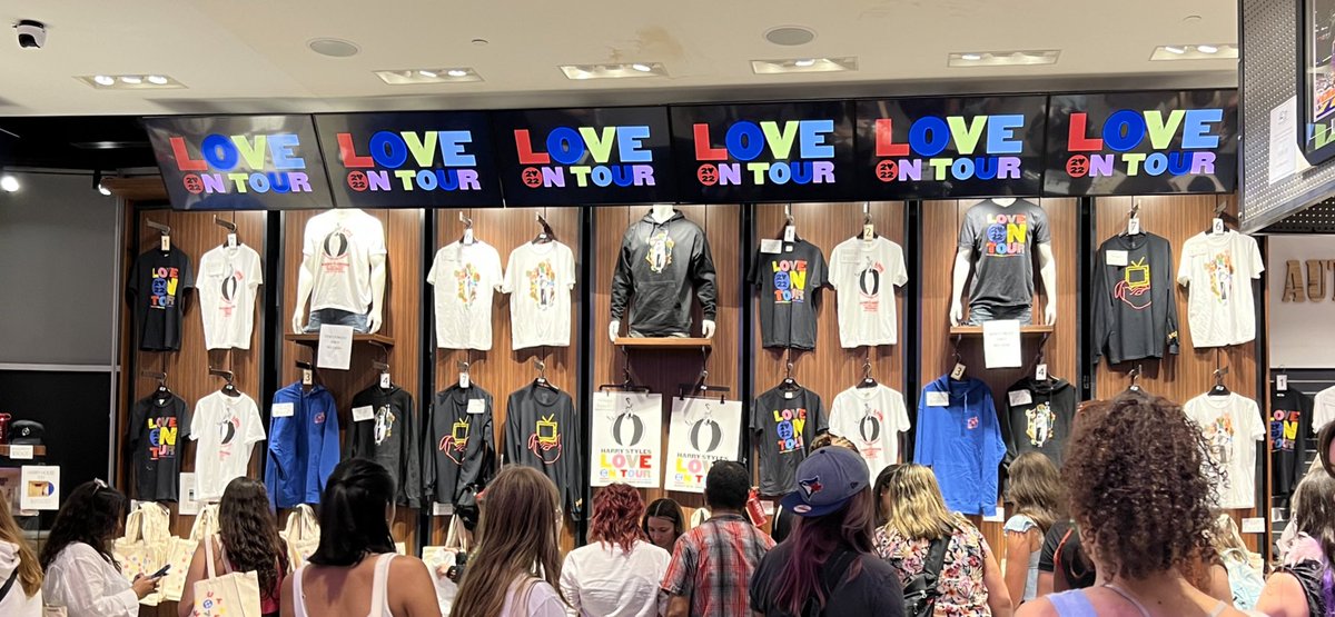 FaithPopCulture's tweet photo. ANYONE WANT SOME FREE HARRY MERCH FROM THE NEW TOUR MERCH?!?! JUST LIKE/RT AND I’LL RANDOMLY PICK SOMEONE TO WIN SOME!! 👀❤️ https://t.co/IcQED1ToBz