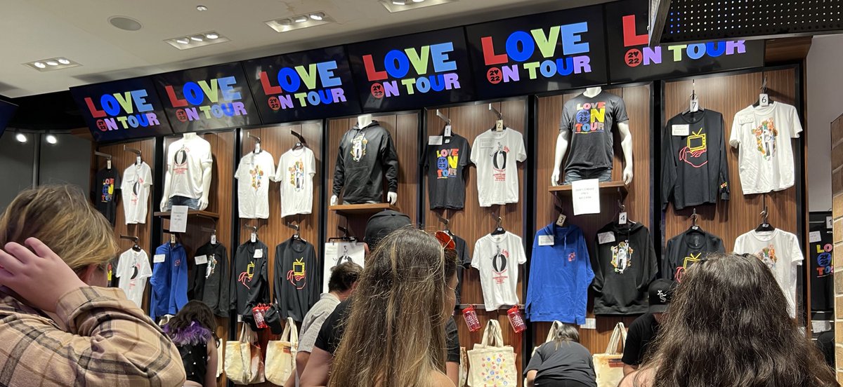 FaithPopCulture's tweet photo. ANYONE WANT SOME FREE HARRY MERCH FROM THE NEW TOUR MERCH?!?! JUST LIKE/RT AND I’LL RANDOMLY PICK SOMEONE TO WIN SOME!! 👀❤️ https://t.co/IcQED1ToBz