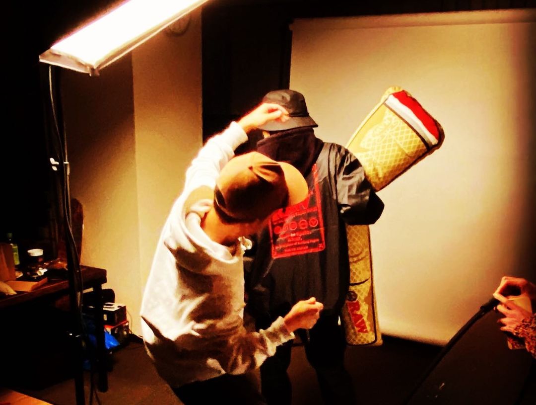 RAWRollingPaper's tweet photo. RAW Look Style Book撮影風景。
初のRAWオリジナル・ルック本は楽しく真剣に深夜まで撮影。
関わって頂いた全ての人達に感謝です。🙏🙏🙏
お近くのRAWお取扱店にて配布中です!
#raw #rawthentic
#rawjapan #rawlife
#rawpaper #rawrollingpapers
#rawlook #rawstyle
@murakenphoto https://t.co/i39qJlw1jF