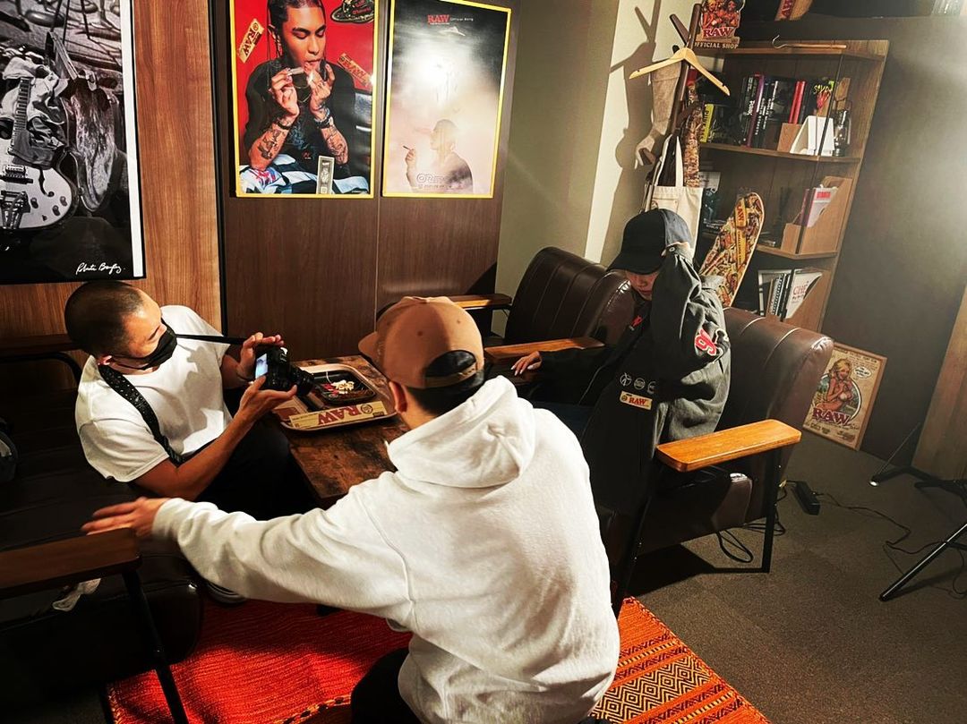 RAWRollingPaper's tweet photo. RAW Look Style Book撮影風景。
初のRAWオリジナル・ルック本は楽しく真剣に深夜まで撮影。
関わって頂いた全ての人達に感謝です。🙏🙏🙏
お近くのRAWお取扱店にて配布中です!
#raw #rawthentic
#rawjapan #rawlife
#rawpaper #rawrollingpapers
#rawlook #rawstyle
@murakenphoto https://t.co/i39qJlw1jF