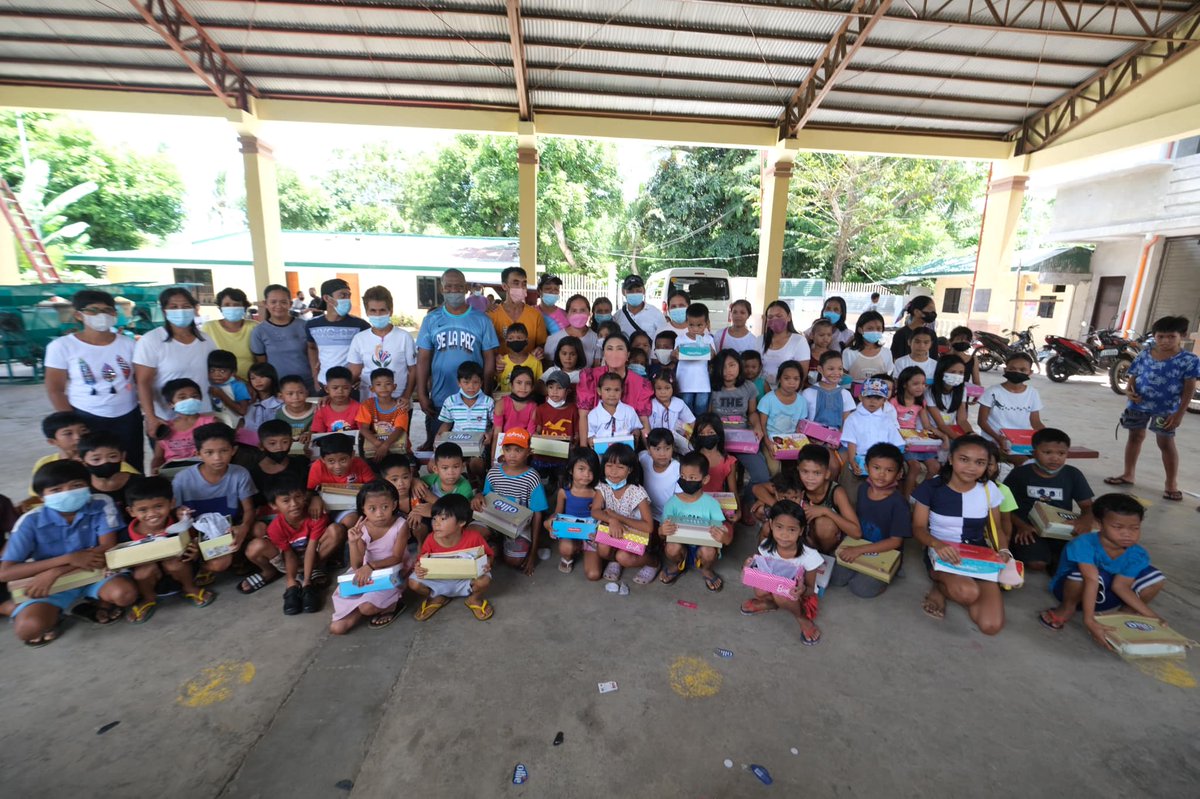 inquirerdotnet's tweet image. LOOK: Former Vice President Leni Robredo leads Angat Buhay Foundation’s distribution of school shoes to students of Tabuco Central School in Naga City and in Brgy. Carangcang in Magarao in Camarines Sur. | 📷: Robredo/Facebook