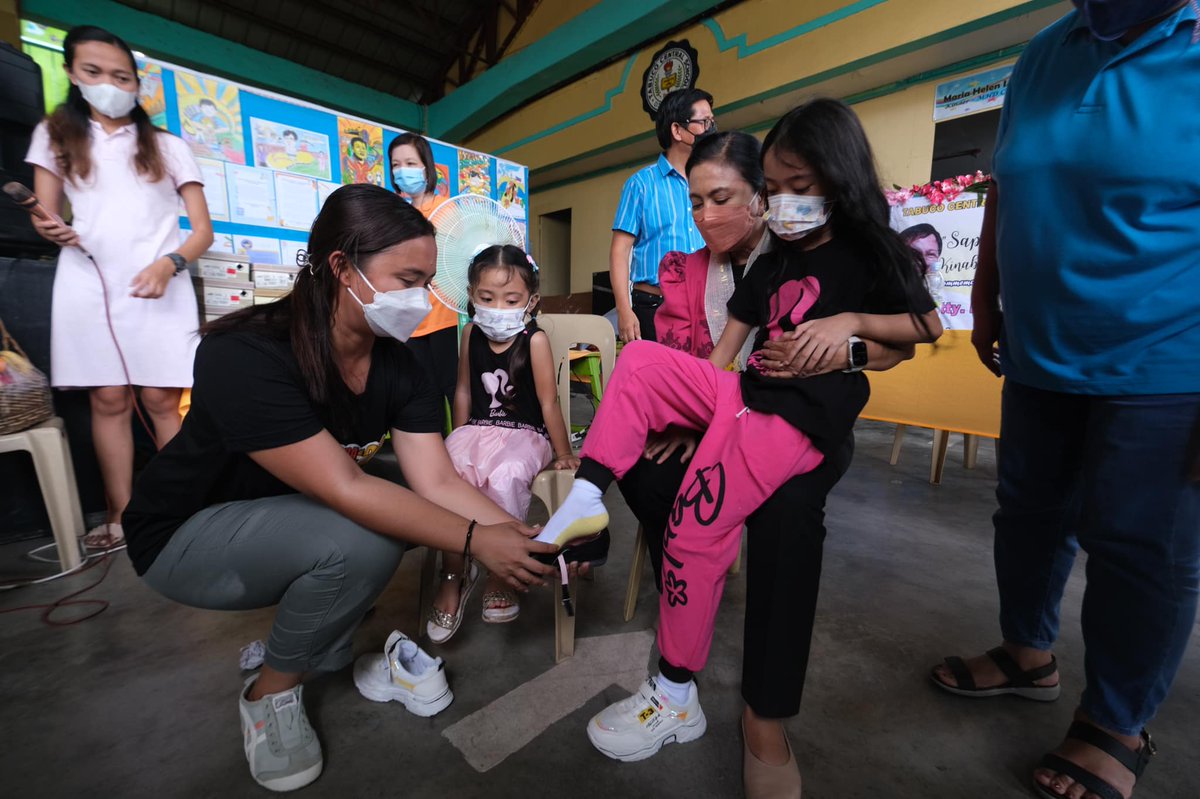inquirerdotnet's tweet image. LOOK: Former Vice President Leni Robredo leads Angat Buhay Foundation’s distribution of school shoes to students of Tabuco Central School in Naga City and in Brgy. Carangcang in Magarao in Camarines Sur. | 📷: Robredo/Facebook