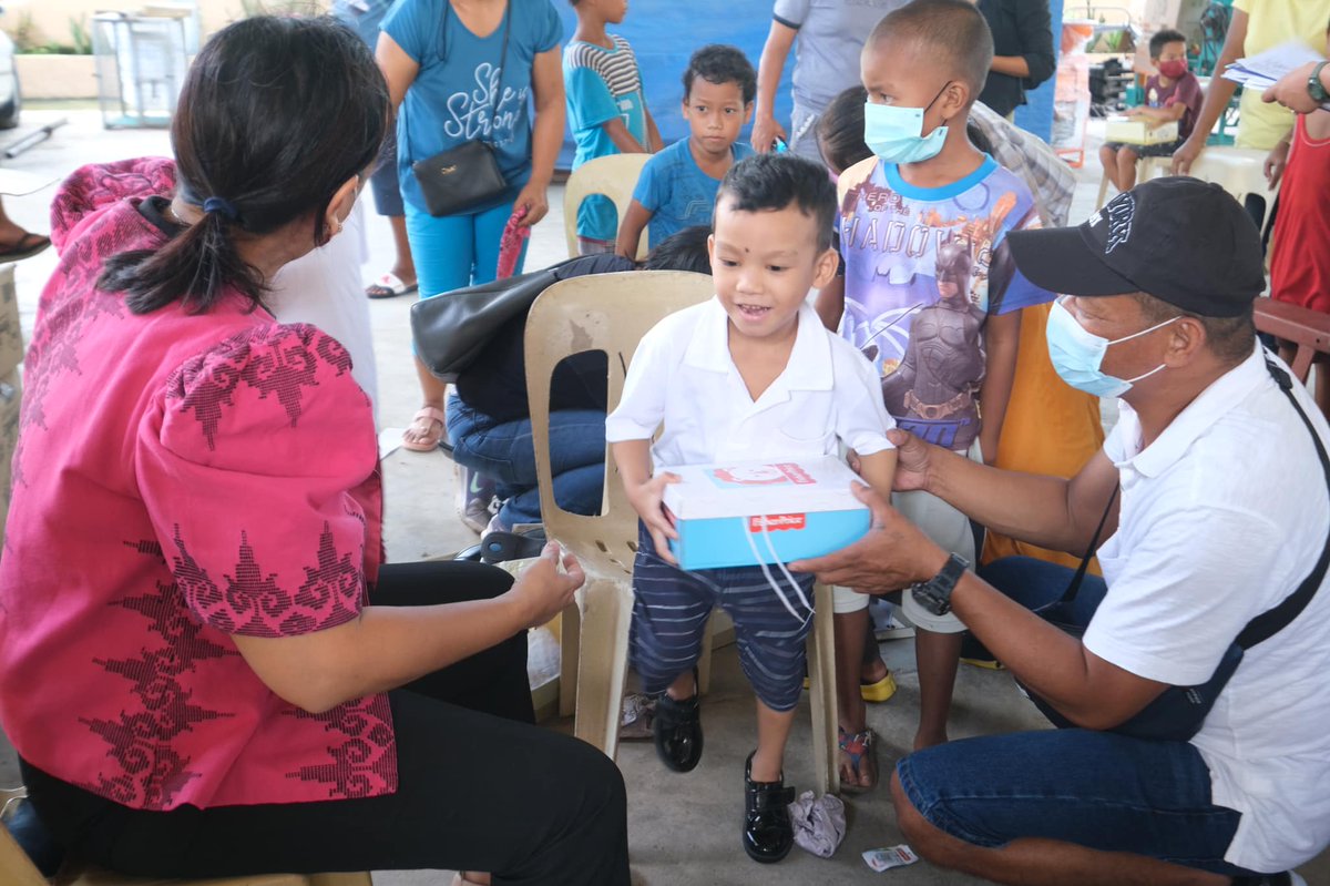 inquirerdotnet's tweet image. LOOK: Former Vice President Leni Robredo leads Angat Buhay Foundation’s distribution of school shoes to students of Tabuco Central School in Naga City and in Brgy. Carangcang in Magarao in Camarines Sur. | 📷: Robredo/Facebook