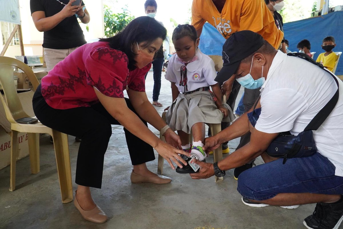 inquirerdotnet's tweet image. LOOK: Former Vice President Leni Robredo leads Angat Buhay Foundation’s distribution of school shoes to students of Tabuco Central School in Naga City and in Brgy. Carangcang in Magarao in Camarines Sur. | 📷: Robredo/Facebook