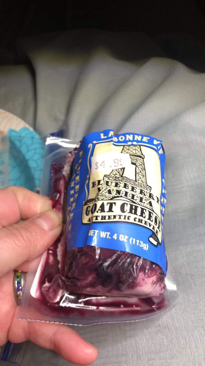 SheSnacksStoned's tweet photo. Blueberry vanilla chèvre with ritz crackers https://t.co/vNHEpkoirh