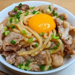簡単なのにボリューム満点。「レンジで簡単!豚コマ釜玉焼肉油うどん」