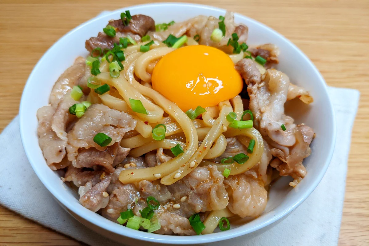 簡単なのにボリューム満点。「レンジで簡単！豚コマ釜玉焼肉油うどん」