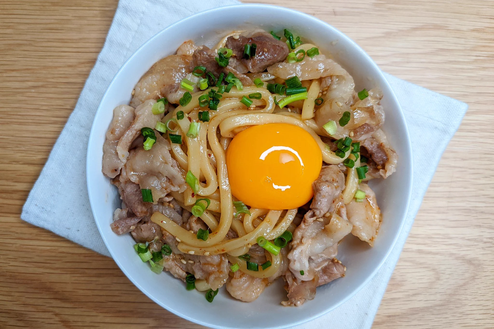 簡単なのにボリューム満点。「レンジで簡単！豚コマ釜玉焼肉油うどん」