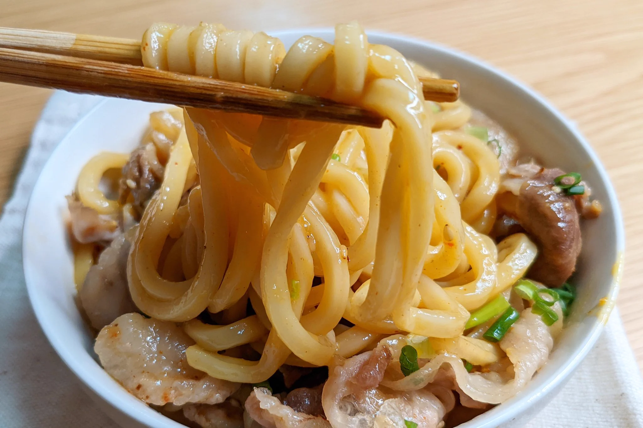 簡単なのにボリューム満点。「レンジで簡単！豚コマ釜玉焼肉油うどん」