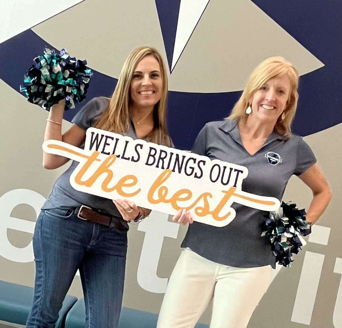 pruitt5's tweet photo. We are excited to start year 6 together! #BringingOutTheBest #APpartners @SuzanneCFISD #bestneighborever #ExploreWells https://t.co/IzB6ximp9p