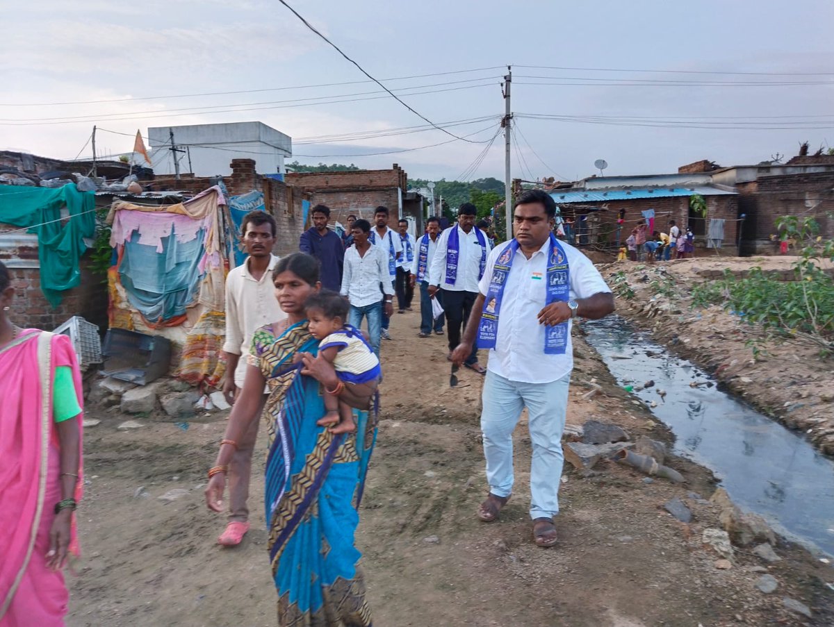 BansilalRatod's tweet photo. వచ్చిన వర్షానికి,చెరువు నీళ్లు కాలనిలో చేరడంతో కాలనీ వదిలి రోడ్డున పడ్డా నిర్మల్ పట్టణం YSR కాలనీ వాసుల సమస్యలను తెలుసుకునేందుకు #BSP నిర్మల్ పట్టణ అధ్యక్షులు అస్ఫాక్ గారి ఆధ్వర్యంలో వెళ్ళి కాలనీ వాసులను పరామర్శించిన @Bsp4Nirmal జిల్లా నాయకులు!
#ElephantThisTime @RSPraveenSwaero https://t.co/CJ2QBOsY6s