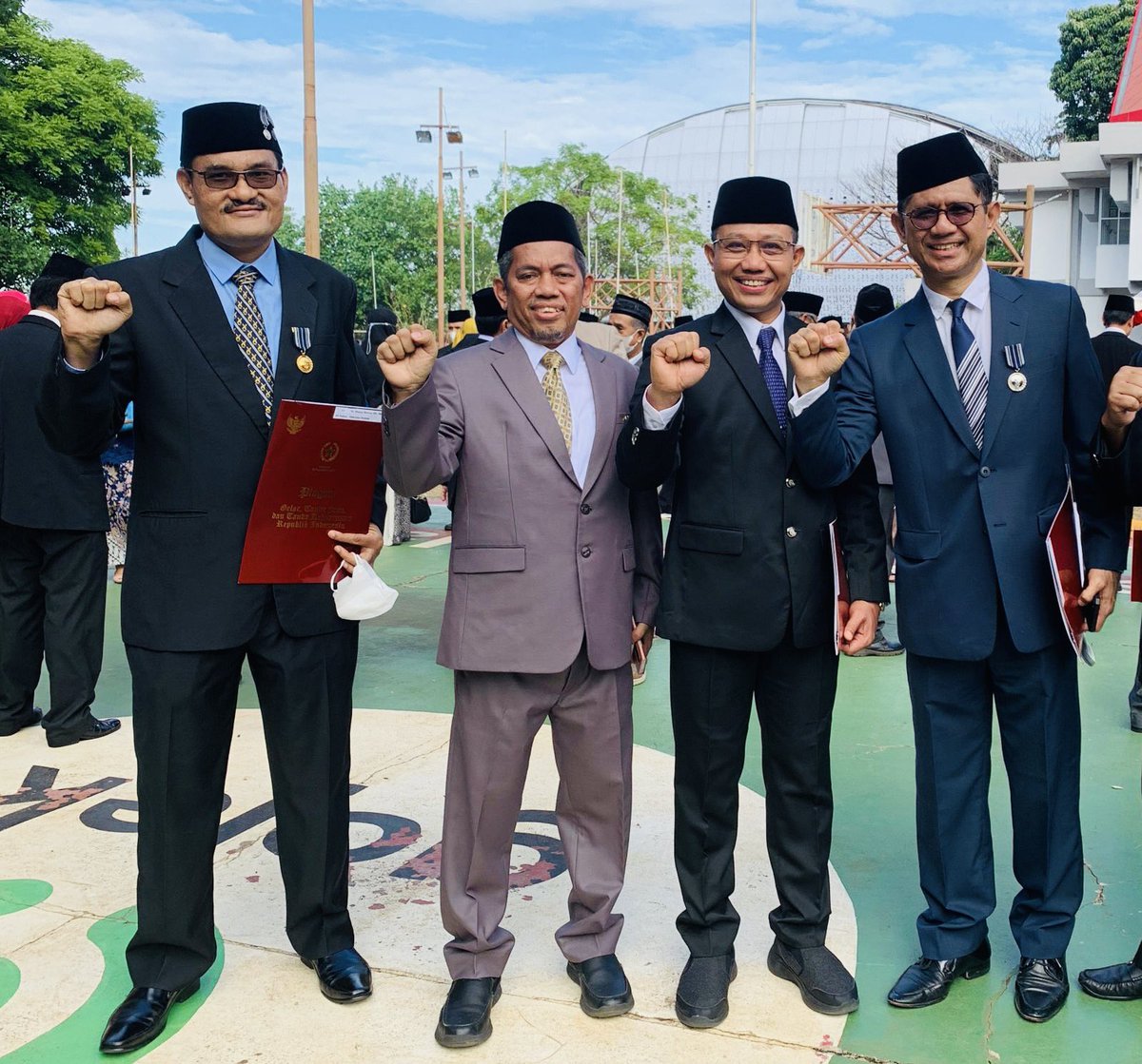 LaodeMSyarif's tweet photo. We used to practice and teaching Karate together😊
Dr Winner Sitorus (Law) Dr Suhardiman Syamsu (Political Science) Dr Muhammad Ruslin (Dentistry) Dr Laode M Syarif (Law)
#PlayHardStudyHard😊
@hasanuddin_univ
@GojuKaratedo @GojukaiFan https://t.co/ojEUjaE2VG