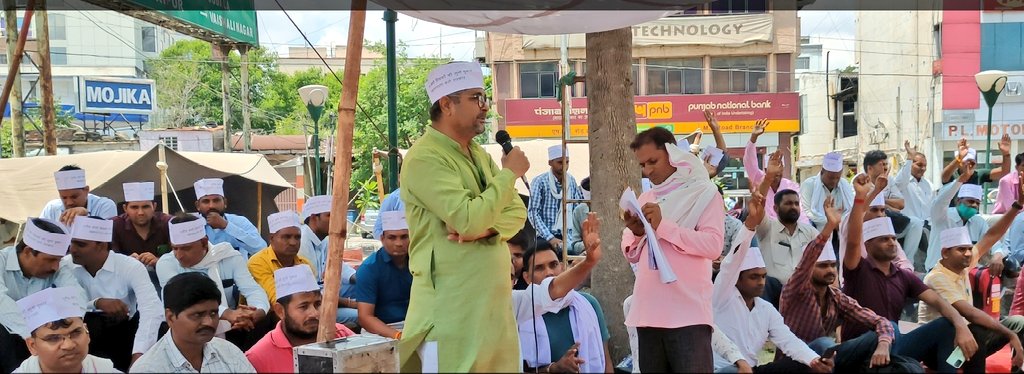 Sanjay1singh2's tweet photo. @dsrajpurohit291 @ashokgehlot51 @DrBDKallaINC शिक्षक सम्मान समारोह:आवेदन आज तक, 1272 टीचर होंगे सम्मानित

#3rdग्रेड_शिक्षक_अंतरजिला_ट्रांसफर कर कब सम्मानित 
करेंगे
अब शिक्षक को अपने घर नन्हे मुन्ने,पति/पत्नी, मां बाप के पास भेज अनुगृहित करे!
800 km की दूरियां जीवन को प्रभावित कर चुकी है
@ashokgehlot51 @Lalitverma510 @RajCMO https://t.co/moP6hdxF0h