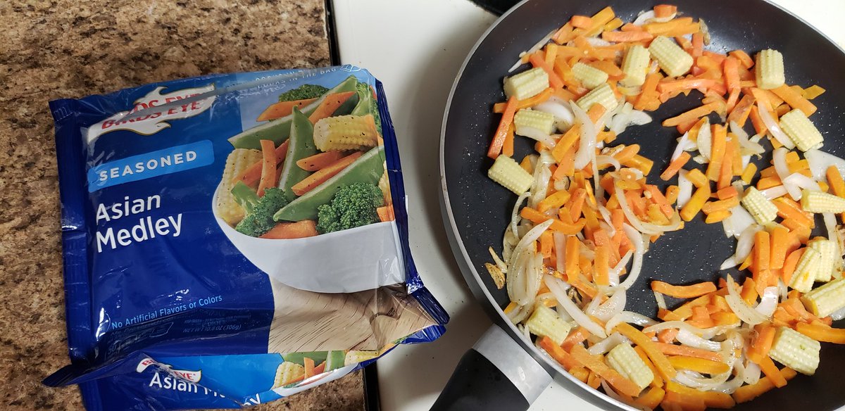 I refuse to believe that this is marketing strategy, this is simply lying!! There is no single green thing!!
NB: We added those onion slices in the pan