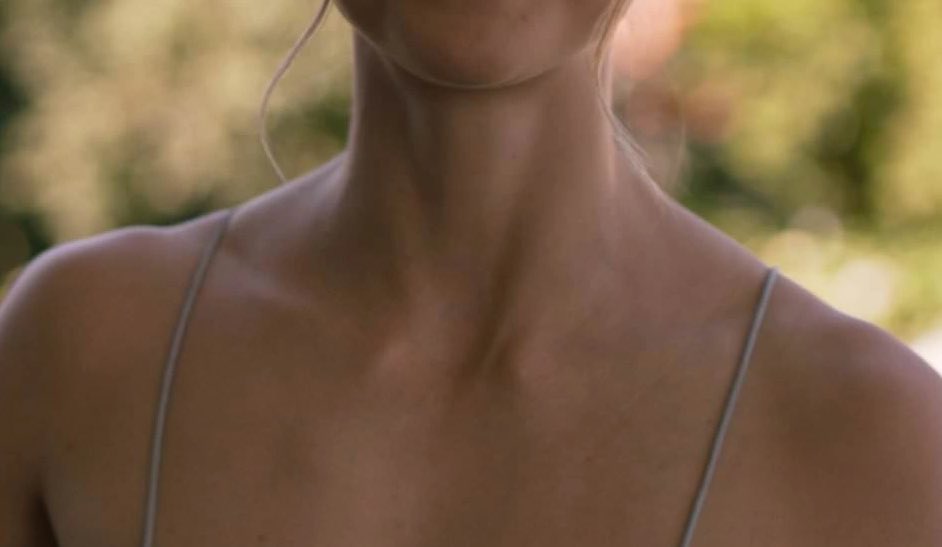CSIRJen's tweet photo. kara’s neck for the tl https://t.co/QtVnGfRll3