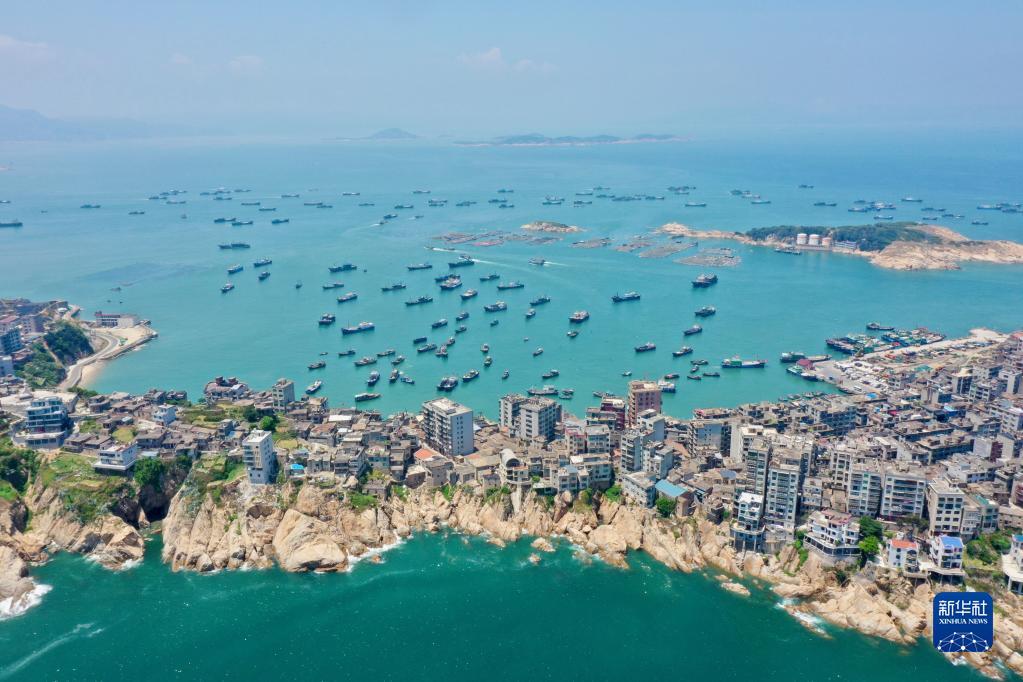 【福建福州：千舟競發喜開漁】8月16日12時，福建省部分海域（北緯26度30分以南的福建海域）結束為期三個半月的伏季休漁期，漁民開始出海作業。在福建省福州市連江縣海域，近千艘漁輪分別從黃岐、苔菉兩個中心漁港駛向東海。