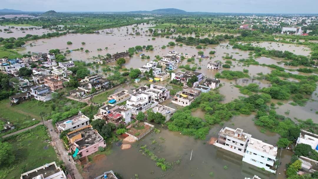 मेरा एक ही कहना हैं की,पढ़ो,लिखो,लड़ो, हँसो, रोओ कुछ भी करो, लेकिन जो सपना देखा है l हर हाल में उसे पूरा करो। उसी के कारण आज मेरा गांव पानी में हैं और में दिल्ली में अपनी वर्दी के लिए रास्तो पर.
 <a href="/Jha_Swarnaa/">swarna</a> <a href="/yogitabhayana/">Yogita Bhayana योगिता भयाना</a> @bharatiya1986  #SSCGD2018_नागपुर_से_दिल्ली_पैदल_मार्च