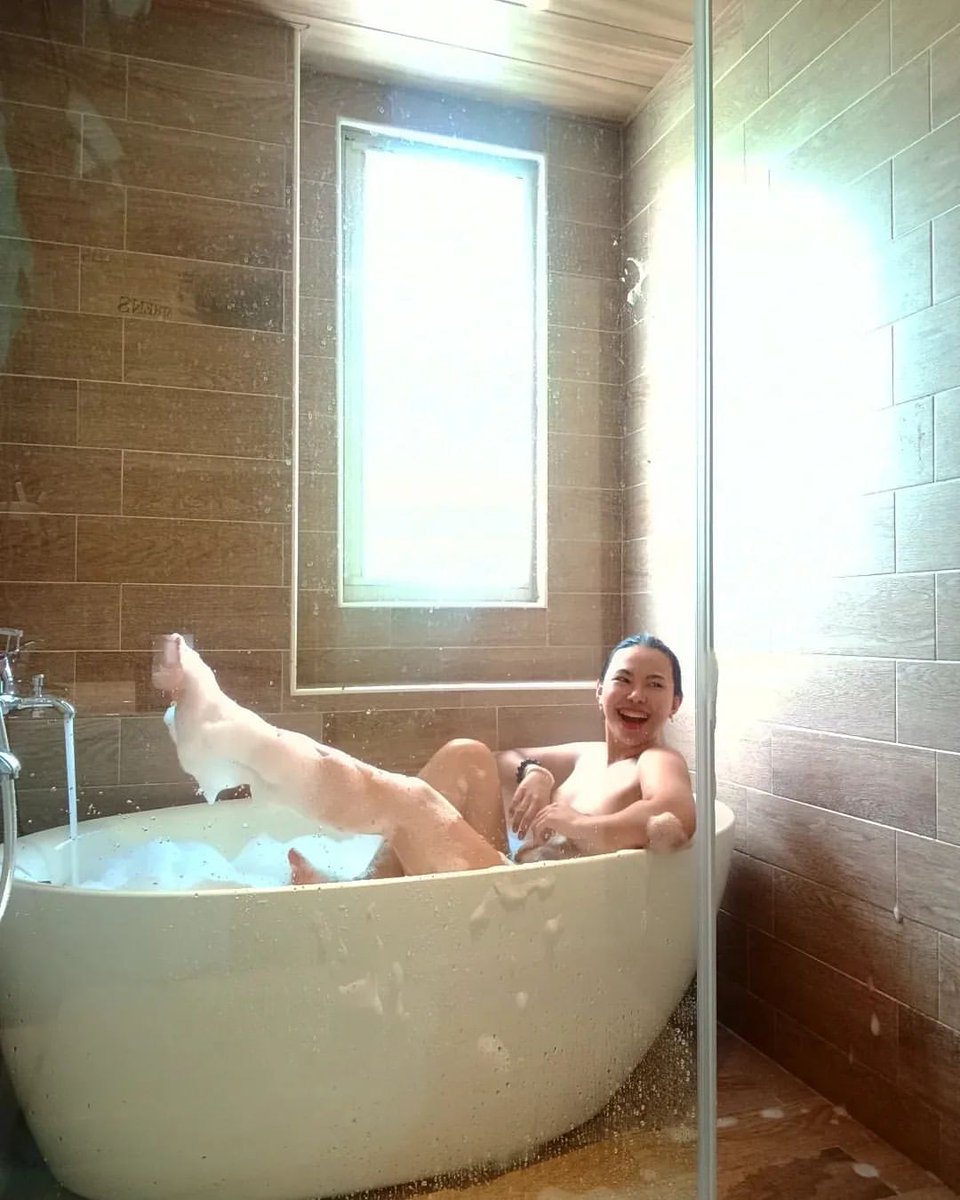 Sofi195OF's tweet photo. What  better way to to cool down than a bubble bath. https://t.co/yYATfw1c9b