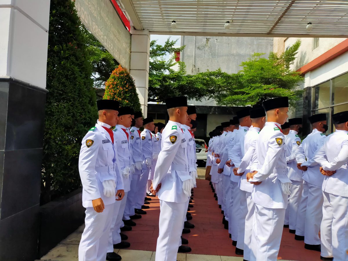 MKAIPerigi's tweet photo. Khuddam Perigi a.n Faruq (wakil SMA ARH) yang telah menyelesaikan tugas pengibaran bendera di kantor Wali Kota Tangerang Selatan #khuddam #Perigi #paskibra #Tangsel @khuddamID https://t.co/iUZOsZvD8w