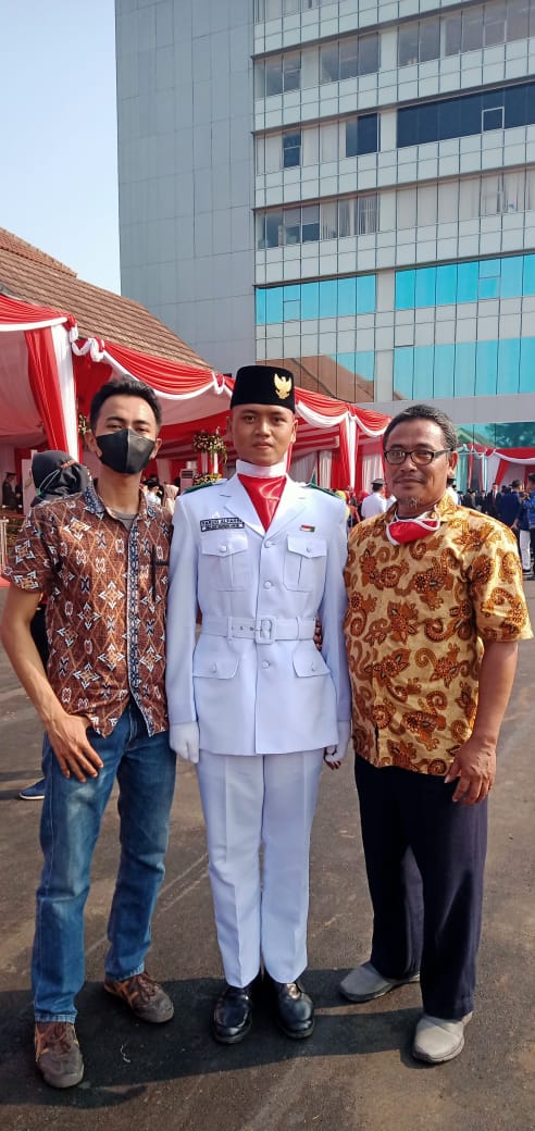 MKAIPerigi's tweet photo. Khuddam Perigi a.n Faruq (wakil SMA ARH) yang telah menyelesaikan tugas pengibaran bendera di kantor Wali Kota Tangerang Selatan #khuddam #Perigi #paskibra #Tangsel @khuddamID https://t.co/iUZOsZvD8w