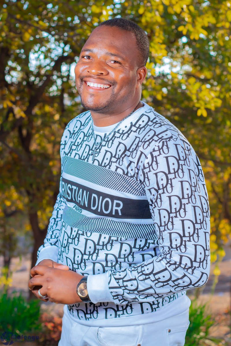 LloydMungoni's tweet photo. Smile is the best MakeUp!!
#YourMC #TheEdutainer https://t.co/SsLkPUAEcx
