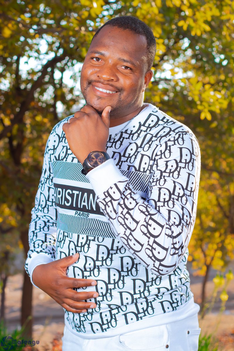 LloydMungoni's tweet photo. Smile is the best MakeUp!!
#YourMC #TheEdutainer https://t.co/SsLkPUAEcx