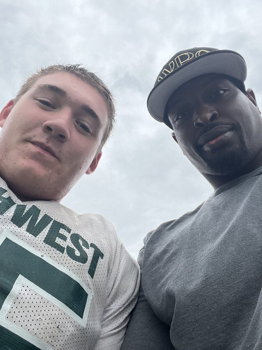 NoahHansen2024's tweet photo. Thank you to my mentor @Yoshi_Hardrick for stopping by practice today! #hardrickhop https://t.co/paXSnYiGqg