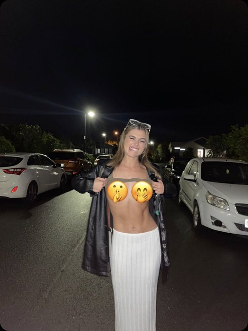 Hate when my top falls up 😏 https://t.co/ec94iHFDzL