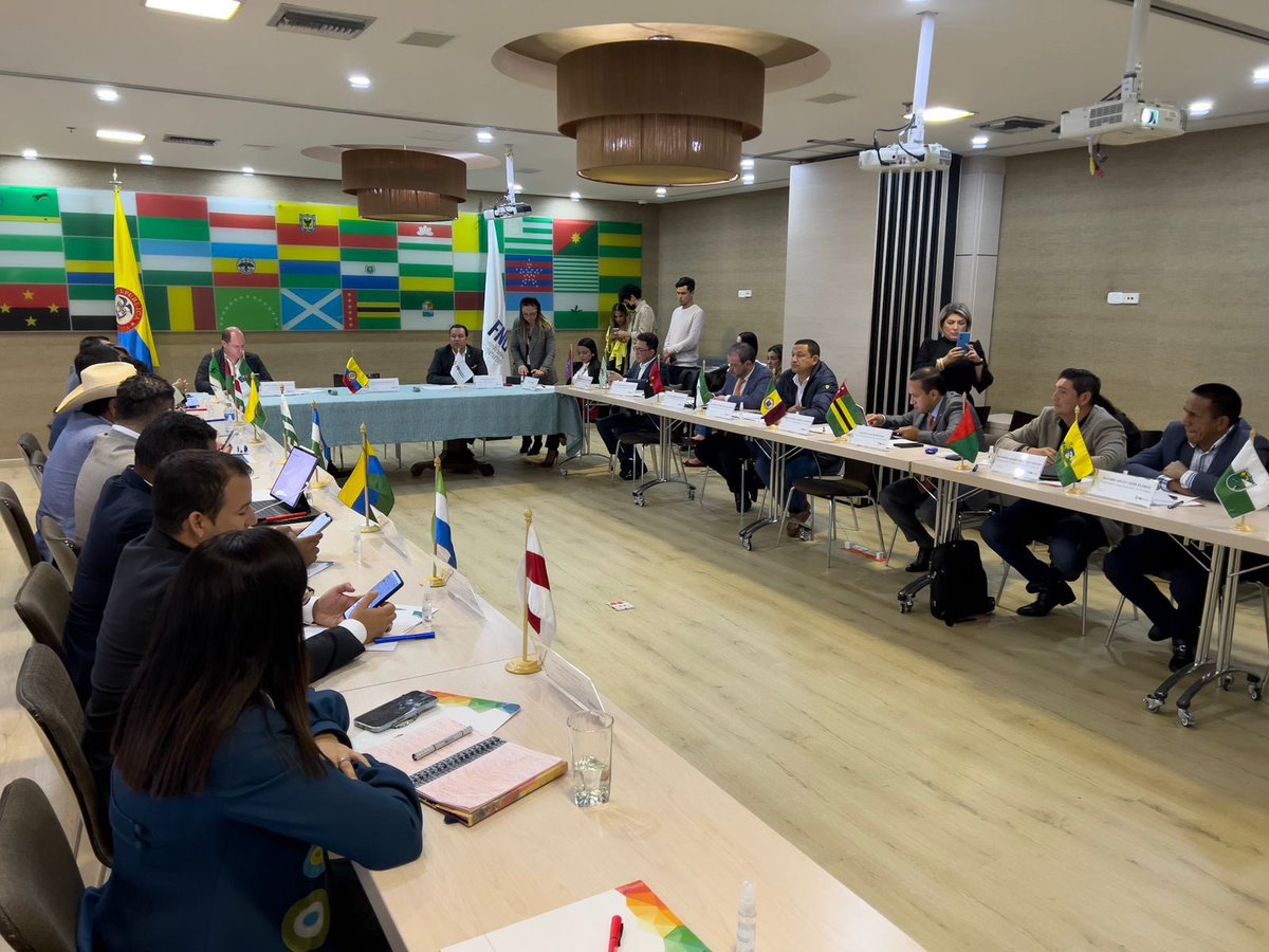 Los gobernadores nos reunimos #Hoy con @MinVivienda y @MinTransporteco gracias a la invitación de la <a href="/FNDCol/">FND - Federación Nacional de Departamentos</a>, donde expuse nuestras necesidades y así elaborar juntos un plan de trabajo orientado a la construcción de país desde las regiones. #CaquetáSomosTodos <a href="/GobCaqueta/">Gobernación de Caquetá</a>