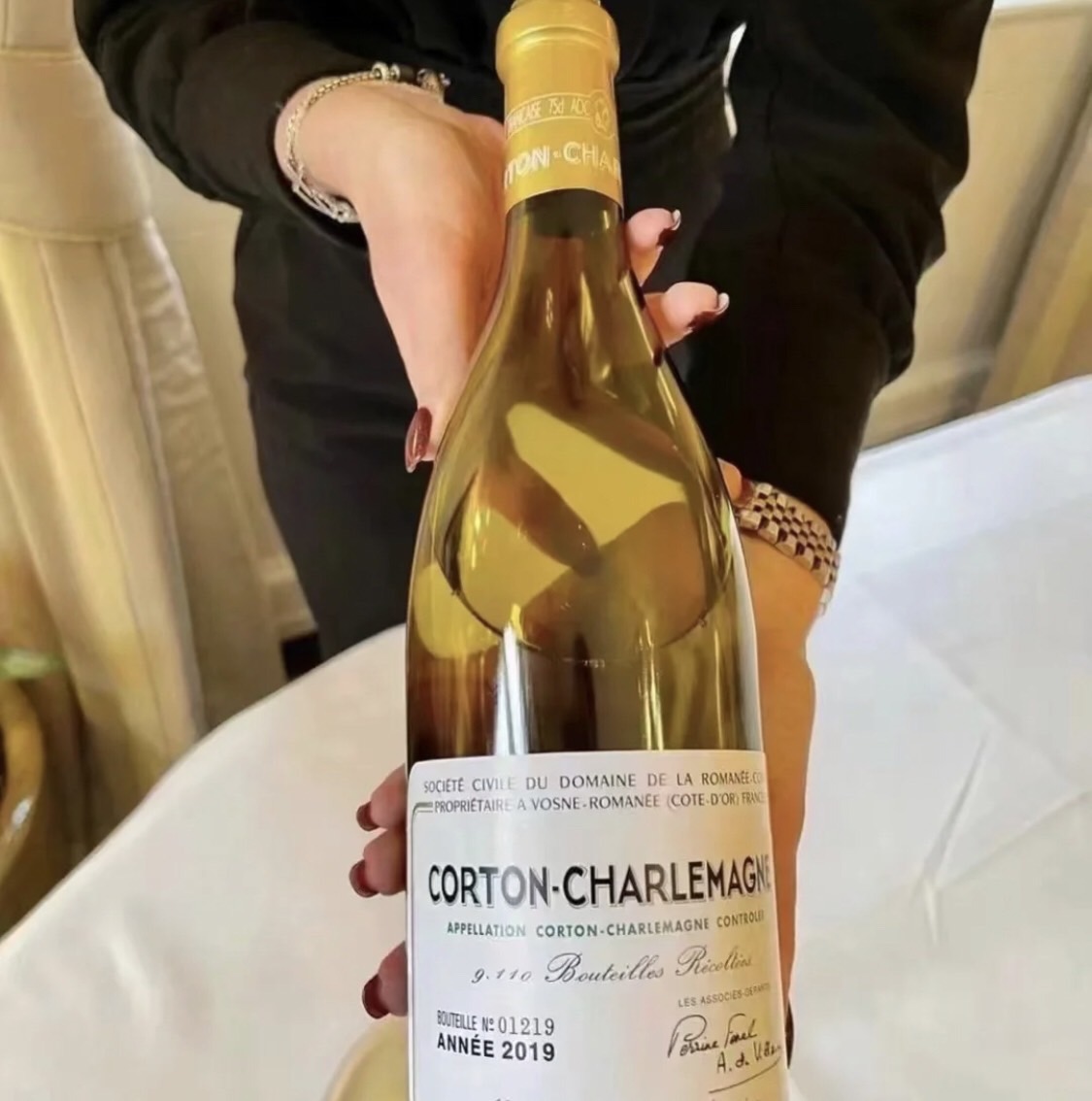 herunling0215's tweet photo. Romanée-Conti-Cotennes Charlemagne Grand Cru
Another new wine is out, so let's take a look at it, DRC Romanée-Conti-Cordon-Charlemagne Grand Cru, 2019 is the first vintage, becoming the second dry white from DRC.

#redwine
#紅酒
#romaneeconti
#罗曼尼康帝
#Single
#单身 https://t.co/Fyrpe5T1rW