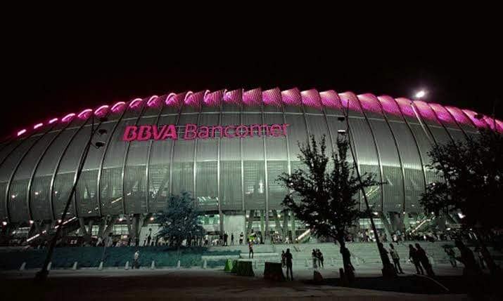 BLINKSNUEVOLEON's tweet image. Sin miedo @EstadioBBVAOf no les cuesta tener luces rosas el Jueves y Viernes para el regreso de @BLACKPINK