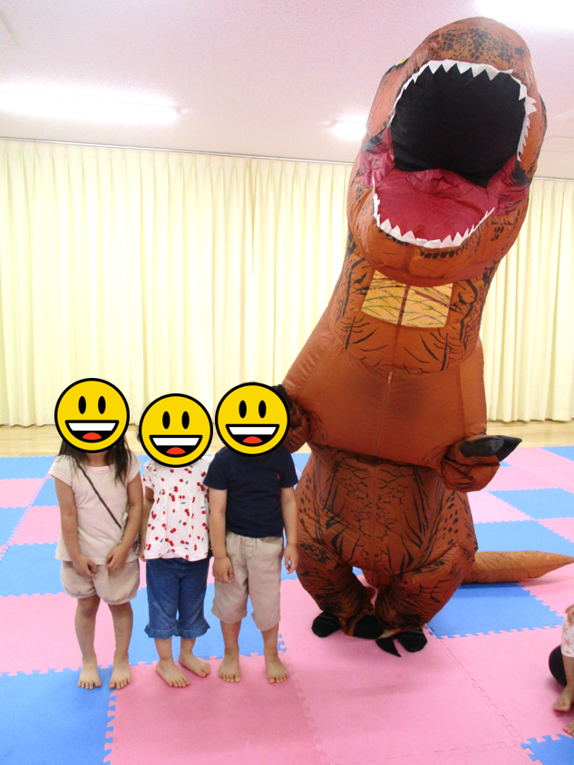 Comodo72404428's tweet photo. 今日はティラノサウルスくんがコモド保育園の子どもたちと会ってきたぞ😊
　ドキドキしたけど、握手や記念撮影も出来て嬉しかったがぉー🦕

　ただティラノサウルスくんの中について
質問するのはやめてね😂(笑)

＃ティラノサウルス　＃保育園　＃鳥取市 https://t.co/2YNVlHoLvC