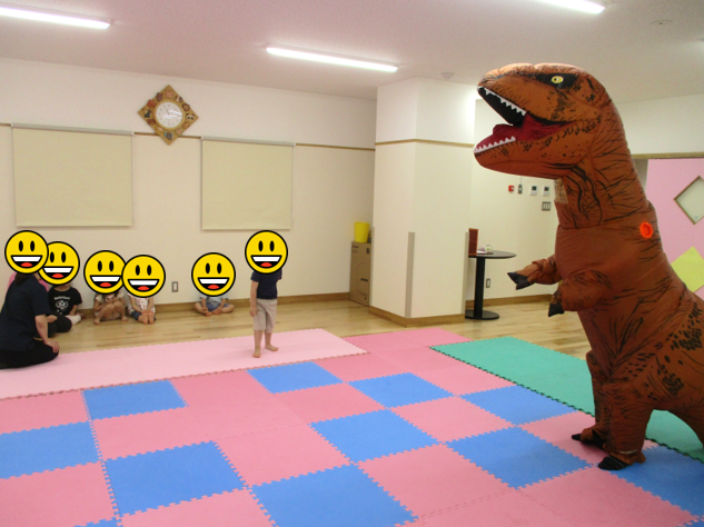 Comodo72404428's tweet photo. 今日はティラノサウルスくんがコモド保育園の子どもたちと会ってきたぞ😊
　ドキドキしたけど、握手や記念撮影も出来て嬉しかったがぉー🦕

　ただティラノサウルスくんの中について
質問するのはやめてね😂(笑)

＃ティラノサウルス　＃保育園　＃鳥取市 https://t.co/2YNVlHoLvC