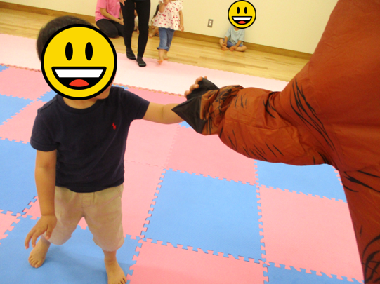 Comodo72404428's tweet photo. 今日はティラノサウルスくんがコモド保育園の子どもたちと会ってきたぞ😊
　ドキドキしたけど、握手や記念撮影も出来て嬉しかったがぉー🦕

　ただティラノサウルスくんの中について
質問するのはやめてね😂(笑)

＃ティラノサウルス　＃保育園　＃鳥取市 https://t.co/2YNVlHoLvC