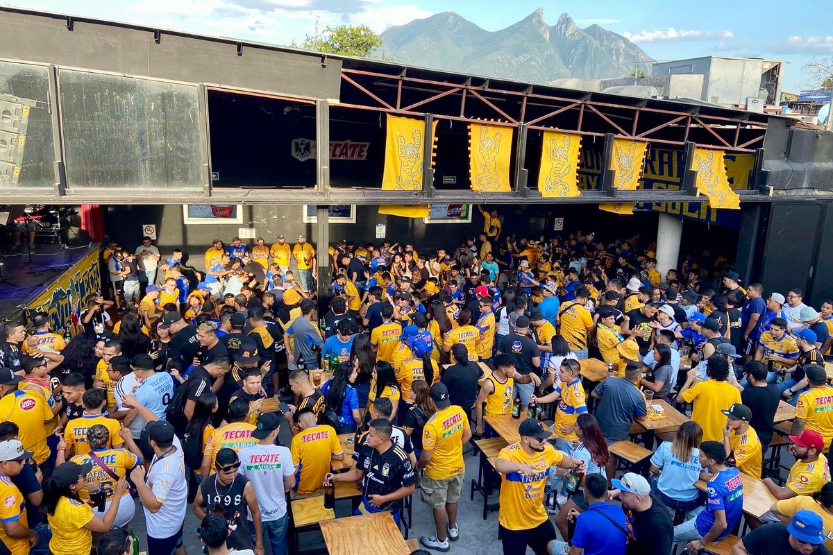 LIBRESYLOKOS's tweet photo. Así se viven las previas de la hinchada de Tigres, con ambiente tipo estadio y acceso al público en general. Los esperamos este Viernes en el Barrio Antiguo para la tradicional previa de Clásico Regio. https://t.co/CZu9YJB9EO