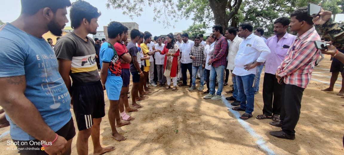OfficeMedak's tweet photo. భారత స్వాతంత్ర్య వజ్రోత్సవాల సందర్భంగా,మెదక్ జిల్లా పరిధిలో గ్రామీణ యువతకు, ఉద్యోగులకు మండల స్థాయిలో నిర్వహించిన ఆటలపోటీలు.
@ACLB_Medak 
@Collector_MDK 
@DayakarRao2019 
#BharataSwatantraVajrotsavalu https://t.co/EJ99vaEh45