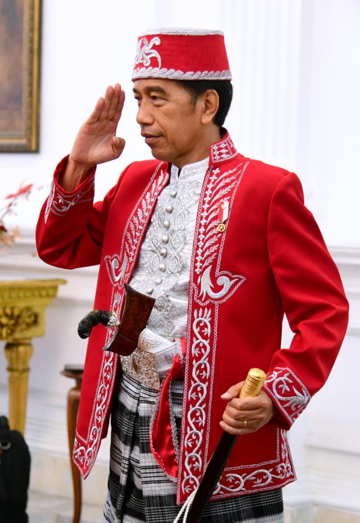 setkabgoid's tweet photo. Presiden @jokowi dan Ibu Iriana Joko Widodo mengenakan pakaian adat asal Buton, Provinsi Sulawesi Tenggara dalam Upacara Detik-Detik Proklamasi, Rabu (17/08/2022).

#PotretKabinet #HUT77RI
Foto: BPMI Setpres https://t.co/aF27tDXdvY