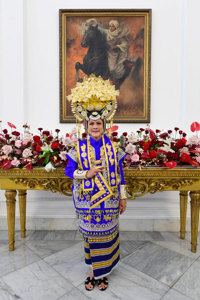 setkabgoid's tweet photo. Presiden @jokowi dan Ibu Iriana Joko Widodo mengenakan pakaian adat asal Buton, Provinsi Sulawesi Tenggara dalam Upacara Detik-Detik Proklamasi, Rabu (17/08/2022).

#PotretKabinet #HUT77RI
Foto: BPMI Setpres https://t.co/aF27tDXdvY